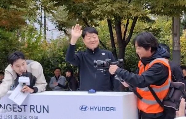 유원하 현대차 국내영업본부장(가운데)이 달리기 출발한 참가자들에게 손을 흔들어보이고 있다. / 사진=최동훈 기자