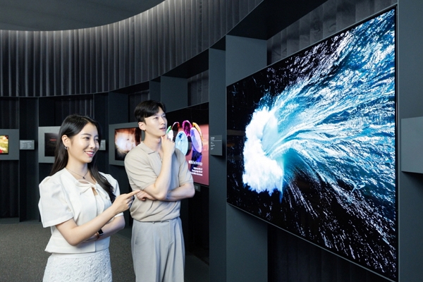 LG디스플레이의 97형 OLED TV 패널 / 사진=LG디스플레이