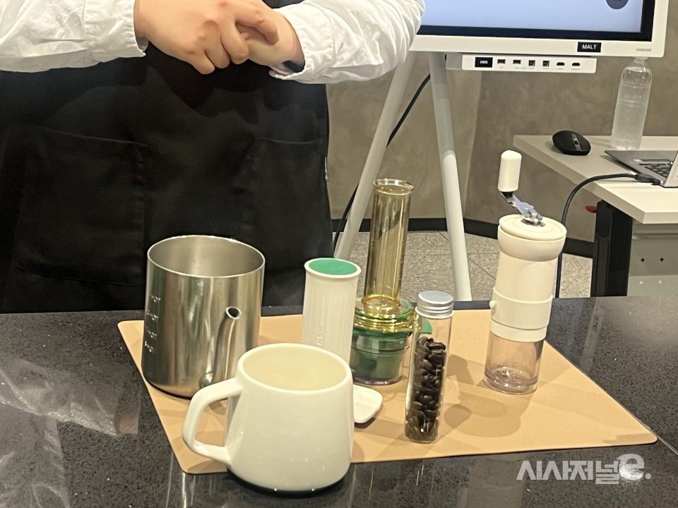 양정은 대사가 에스프레소 추출 과정을 설명하고 있다./사진=박예영 기자