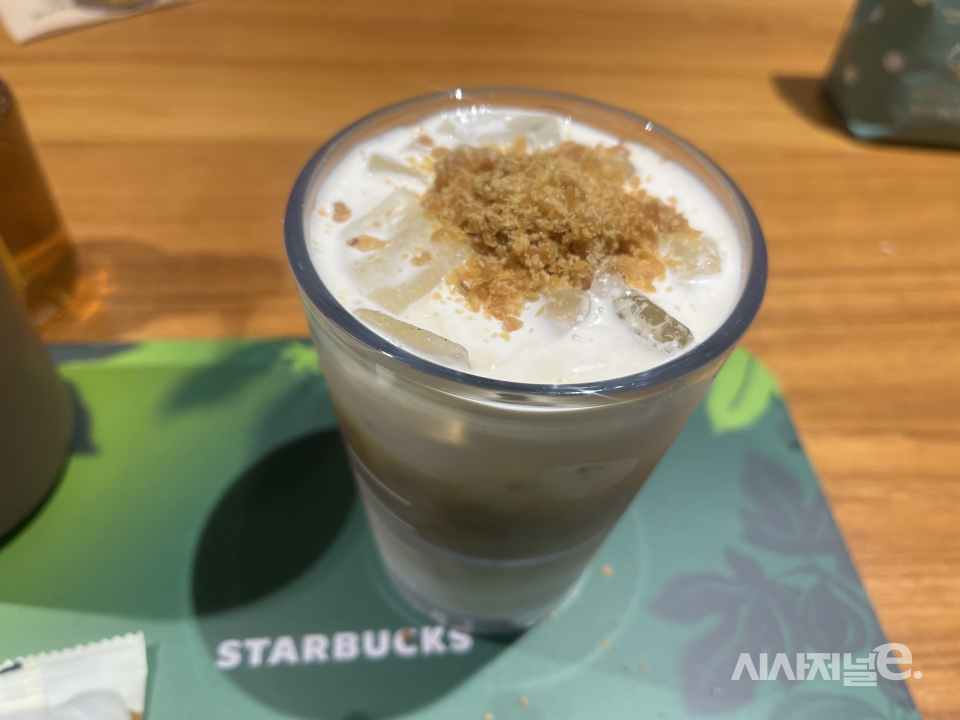 완성된 헤이즐넛스윗크림라떼./사진=박예영 기자