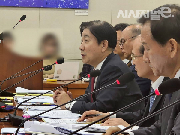 이동관 방송통신위원회 위원장이 26일 서울 여의도 국회에서 진행된 과학기술정보방송통신위원회 종합감사에 출석해 의원의 질의에 답하고 있다. / 사진 = 김용수 기자