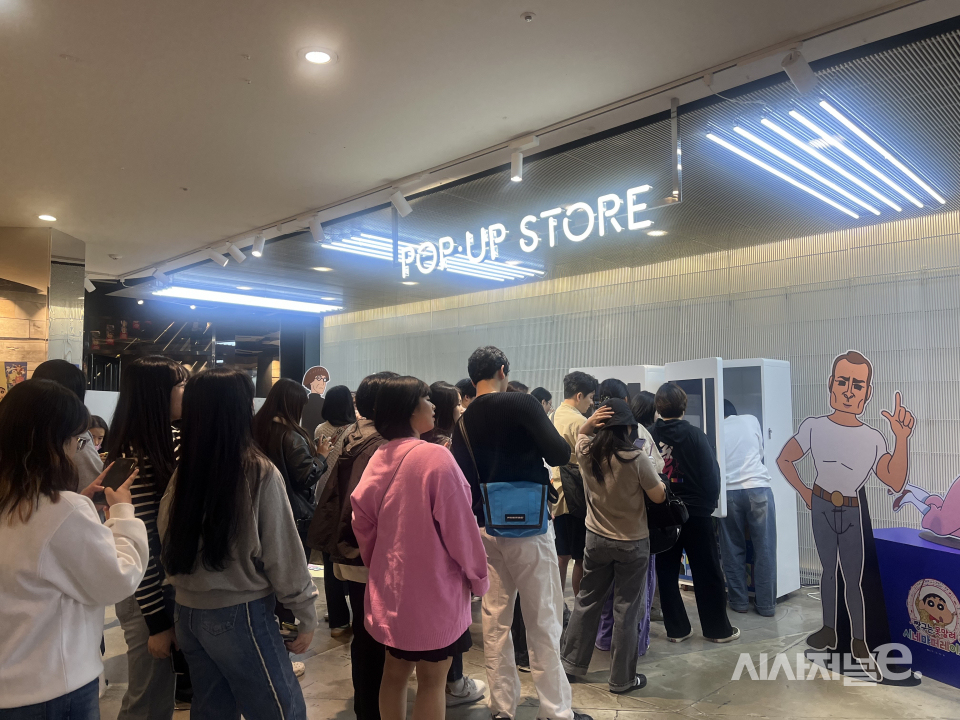 사람들이 포토카드를 인쇄하려고 줄을 서 있다./사진=박예영 기자