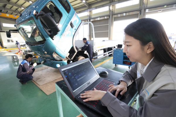 타타대우상용차 직원이 인천 서구 타타대우 인천직영정비사업소에서 차량품질 관리 솔루션(VRM)을 활용해 원격으로 차량 품질을 분석하고 있다. / 사진 = KT