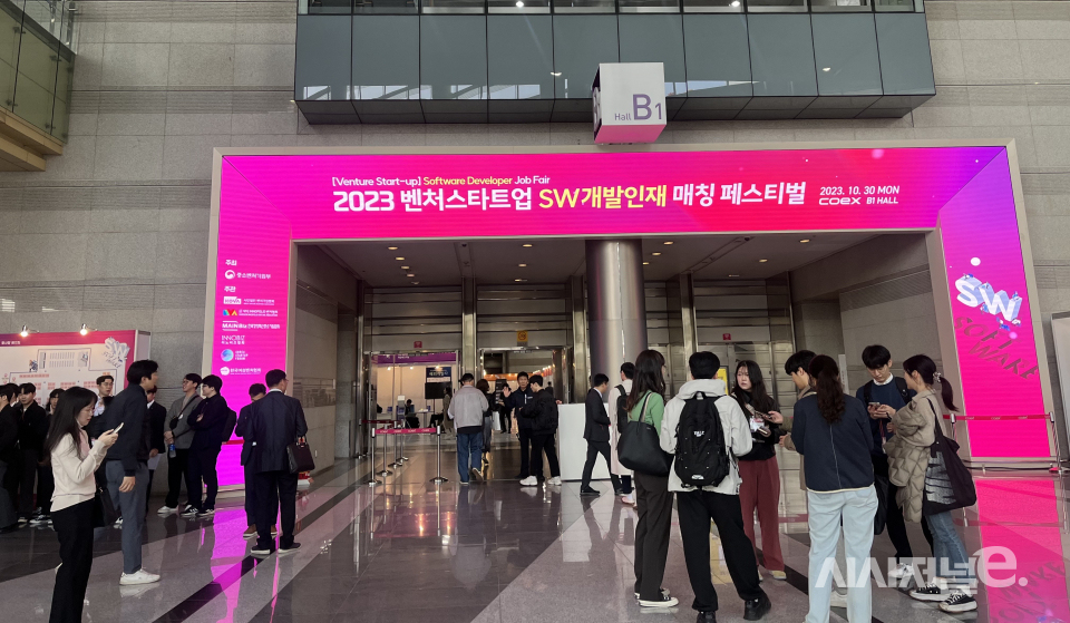 패스티벌 행사장 앞에 구직자들이 입장하고 있다./사진=박예영 기자