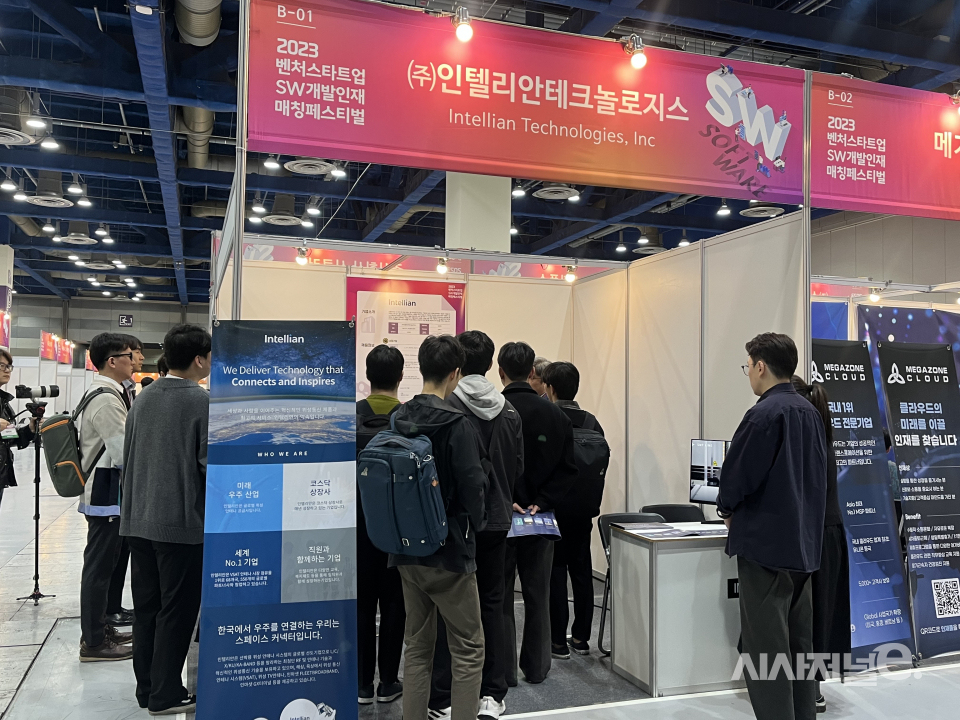 구직자들이 기업과 상담을 진행하고 있다./사진=박예영 기자