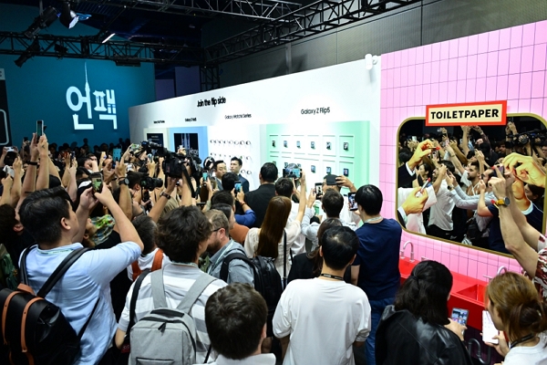 지난 7월 26일 삼성전자의 신형 폴더블폰 시리즈를 공개하는 갤럭시 언팩 현장에서 관람객들이 체험관을 둘러보는 모습 / 사진=삼성전자