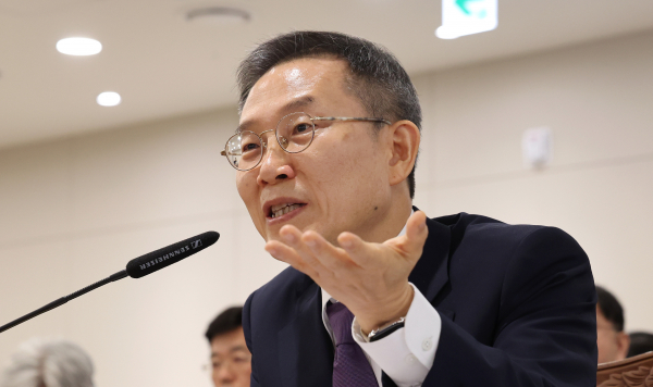 이종호 과학기술정보통신부 장관이 11일 세종시 정부세종청사에서 진행된 국회 과학기술정보방송통신위원회 국정감사에서 의원들의 질의에 답하고 있다. / 사진 = 연합뉴스