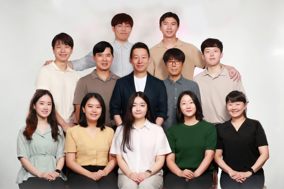 위 왼쪽부터 박재환 책임 간호사, 조민혁 주임, 가운데 왼쪽부터 박준형 주임, 진옥진 담당, 오봉근 대표, 용영환 CTO, 조동준 주임, 아래 왼쪽부터 강현아 선임, 김성령 선임, 이예지 주임, 최은서 책임, 최수정 책임. / 사진=시사저널e