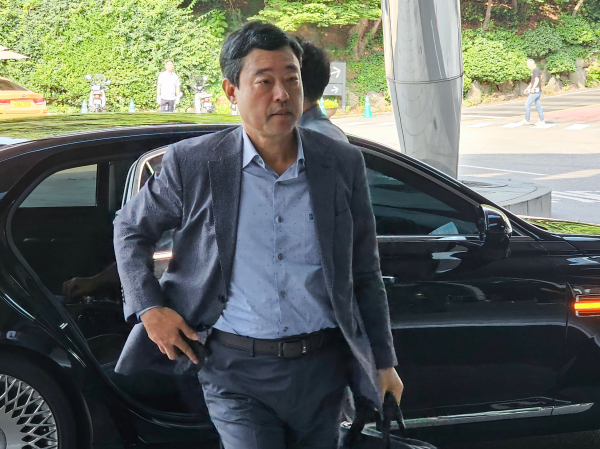 지동섭 SK온 사장이 지난 6월 15일 오전 서울 광진구 워커힐 호텔에서 열린 '2023 확대경영회의'에 참석하기 위해 회의장으로 향하고 있다. /사진=연합뉴스