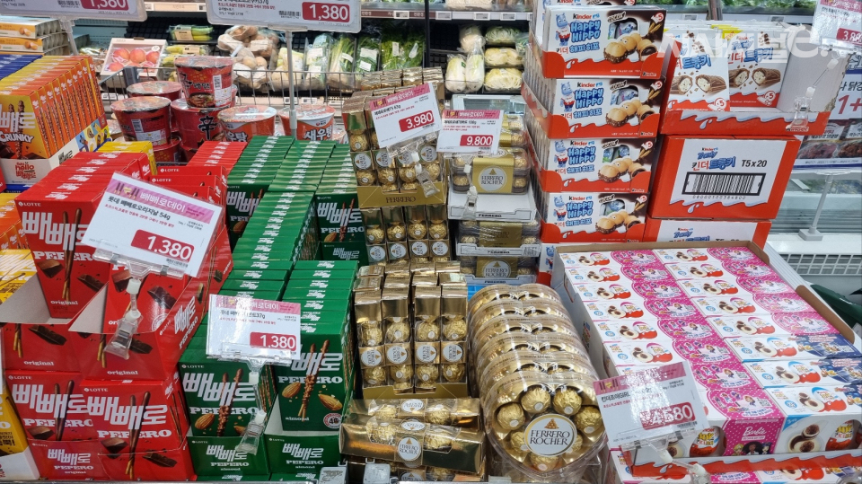 서울 서초구 대형마트에 다양한 브랜드의 초콜릿이 판매되고 있다. / 사진=한다원 기자