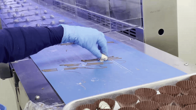씨앤지 용인 초콜릿 공장에서 직원이 수작업으로 초콜릿을 만들고 있다. / 사진=시사저널e