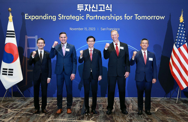 산업통상자원부와 미국 기업의 관계자들이 지난 15일(현지시각) 미국 샌프란시스코 메리어트 마르퀴스 호텔에서 투자 신고식을 가졌다. 왼쪽부터 김태형 KOTRA IK 대표, 조슈아 매그너슨 이콜랩 수석부회장, 방문규 산업통상자원부 장관, 레지 로우더 IMC 부회장, 강상호 듀폰 전자사업부 부사장. / 사진=산업통상자원부