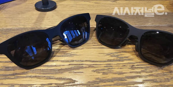 엑스리얼의 '에어1(왼쪽)'과 '에어2' 제품 / 사진 = 김용수 기자