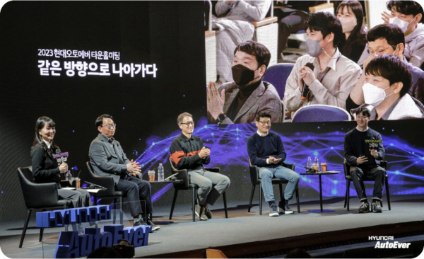 서정식 현대오토에버 대표이사(왼쪽 세번째)가 지난 2월 15일 서울 삼성동 사옥에서 열린 CEO 타운홀 미팅에 참석했다. 사진=네이버 블로그 캡처