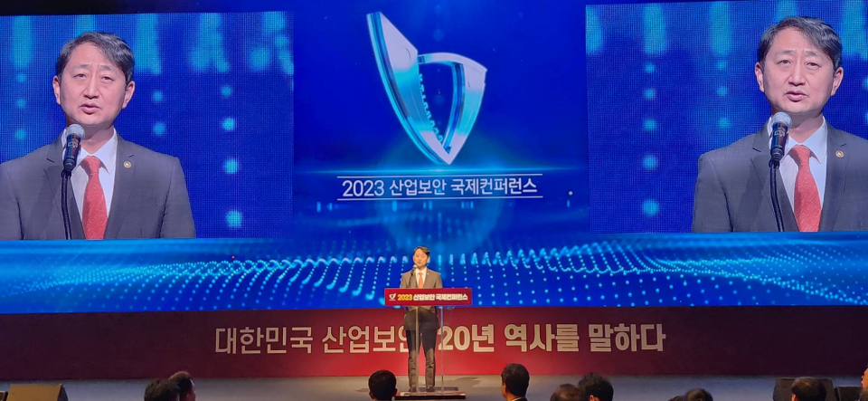 22일 산업통상자원부와 국가정보원 주최로 서울 강남구 그랜드인터컨티넨탈 서울에서 열린 산업보안국제컨퍼런스에서 안덕근 산업부 통상교섭본부장이 발언하고 있다. / 사진=최성근 기자