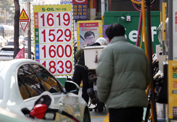 국내 주유소 휘발유와 경유 판매가격이 6주 연속 하락한 19일 오후 서울 시내 한 주유소의 모습. /사진=연합뉴스
