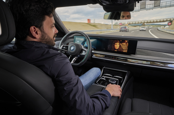 BMW 직원이 독일 차도에서 i7을 타고 자율주행 레벨3 기능을 시연하고 있다. 사진=BMW