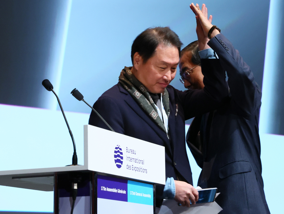 28일 오후(현지시간) 프랑스 파리 외곽 팔레 데 콩그레에서 열린 제173차 국제박람회기구(BIE) 총회 2030 세계박람회 유치 경쟁국 간 최종 프레젠테이션(PT)에서 한덕수 국무총리(오른쪽)가 발표를 위해 연단에 오르며 전 발표자인 최태원 대한상의 회장과 하이파이브하고 있다. / 사진=연합뉴스