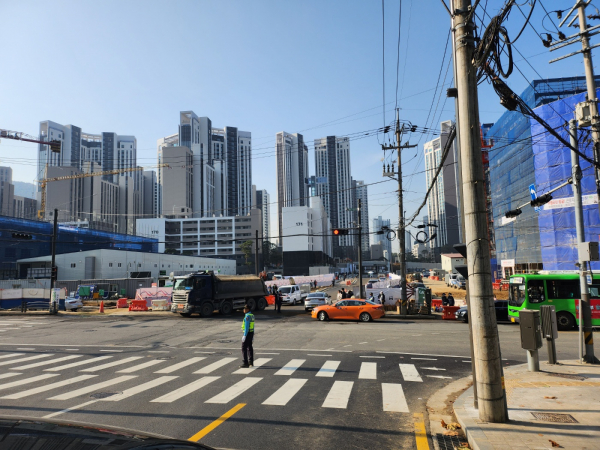 현대건설과 HDC현대산업개발이 시공한 서울 강남구 디에이치 퍼스티어 아이파크 모습. 입주를 한 달 앞둔 사전점검 시기에도 덤프트럭 등이 오가며 산만한 모습을 보였다. 강남구청은 하루 전인 29일 자정 가까운 시간에 해당 사업장에 준공승인 대신 임시사용 허가를 냈다.
