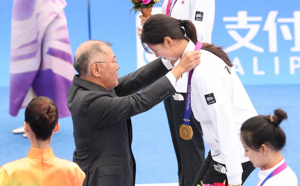 정 회장이 지난 10월 열린 항저우 아시안게임 양궁 리커브 여자 개인전 금메달을 획득한 임시현에게 메달을 걸어주고 있다. / 사진=연합뉴스