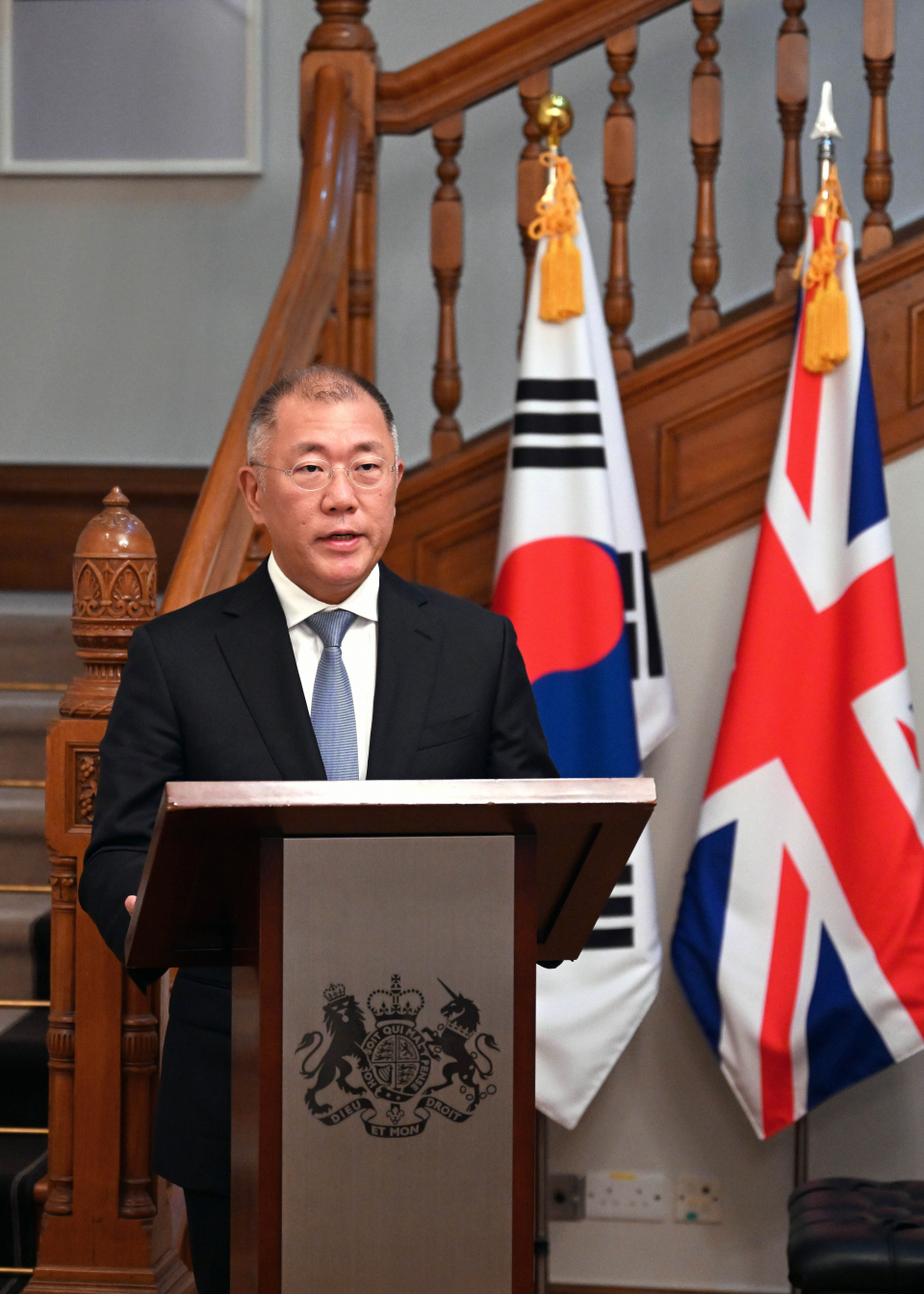 정의선 현대자동차그룹 회장이 지난달 14일 주한 영국 대사관에서 열린 대영제국훈장 수훈식에서 영국 찰스 3세 국왕이 수여하는 대영제국 지휘관 훈장(Honorary Commander of the Most Excellent Order of the British Empire, CBE)을 수훈하고 소감을 전하고 있다. / 사진=현대차