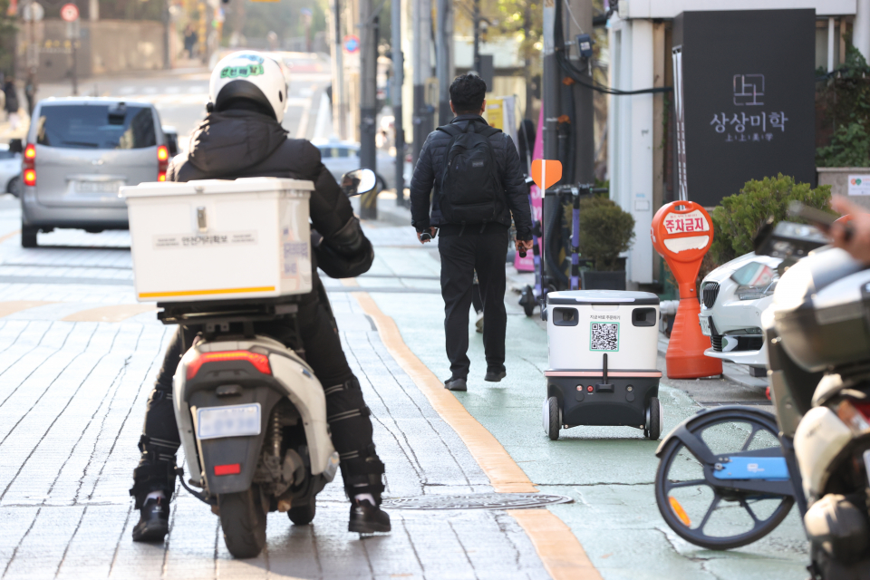 20일 오후 서울 강남구 테헤란로 일대에서 자율주행 배달로봇 '뉴비'와 배달기사가 도로를 오가고 있다. / 사진=연합뉴스