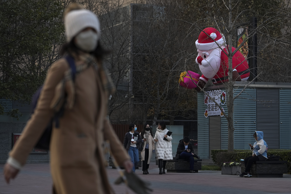 중국에서 최근 폐렴과 독감 등 호흡기 질환이 빠르게 번지는 것으로 알려졌다. 사진은 중국 베이징에서 사람들이 마스크를 쓰고 거리를 거니는 모습. 사진=연합뉴스