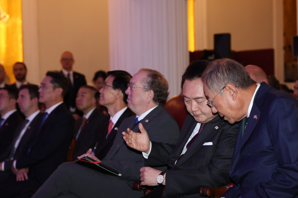 영국을 국빈 방문한 윤석열 대통령이 지난 11일 22일(현지시간) 런던 맨션하우스에서 열린 한·영 비즈니스 포럼에서 류진 한국경제인협회 회장과 대화하고 있다. / 사진=연합뉴스