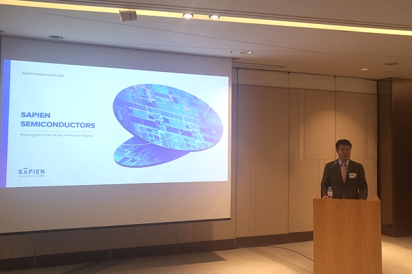 이명희 사피엔반도체 대표가 회사 합병상장 기자간담회에서 발표를 진행하고 있다. / 사진=고명훈 기자