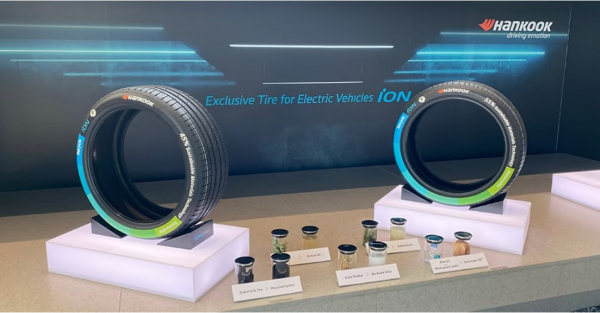 한국타이어의 전기차 전용 타이어 아이온이 전시돼 있다. / 사진=한국타이어앤테크놀로지