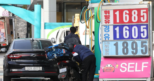 서울 서초구의 한 주유소에 이달 7일 시민들이 주유를 하고 있다. /사진=연합뉴스
