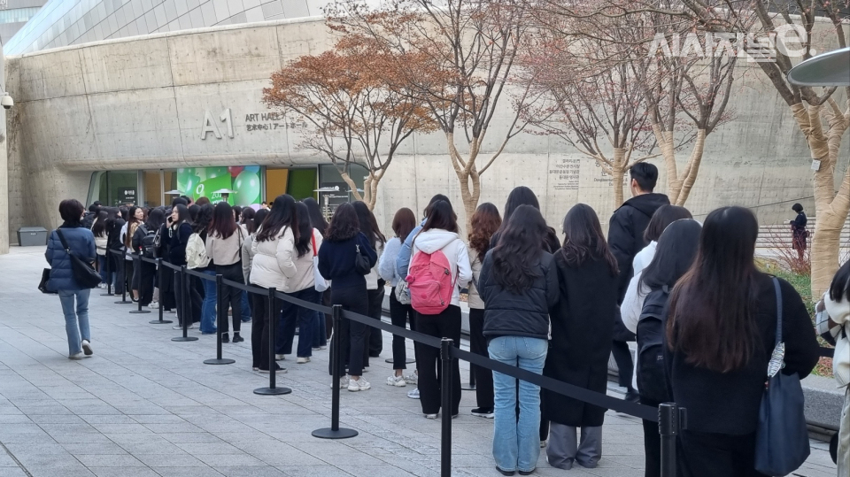 CJ올리브영 어워즈&페스타 첫날 방문객들이 입장을 기다리고 있다. / 사진=한다원 기자