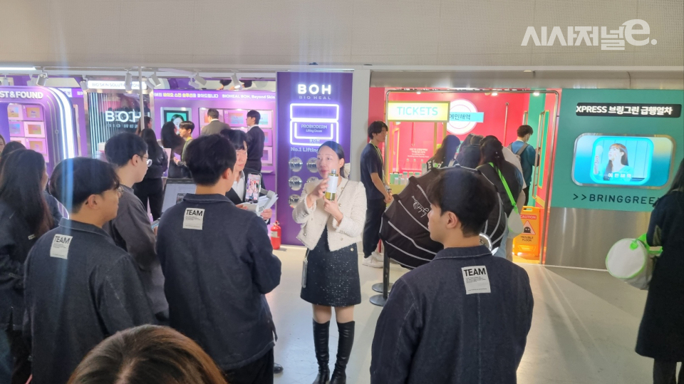 중국 인플루언서가 CJ올리브영 어워즈&페스타에서 라이브방송을 하고 있다. / 사진=한다원 기자