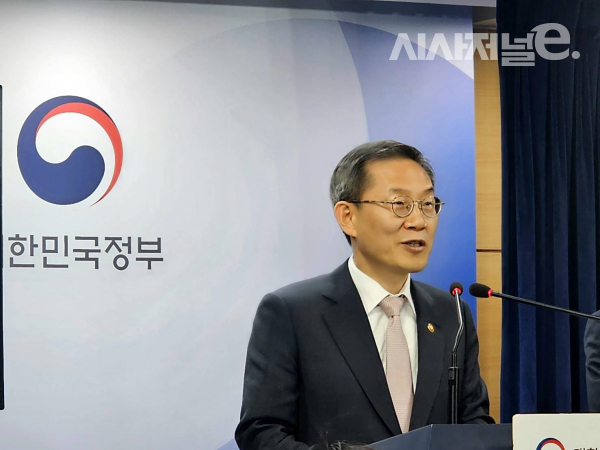 이종호 과학기술정보통신부 장관이 6일 서울 종로구 정부서울청사에서 '통신시장 경쟁촉진 방안'을 발표하고 있다. / 사진 = 김용수 기자