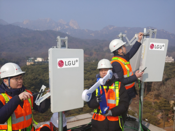 LG유플러스 직원들이 네트워크 품질을 점검하고 있다. / 사진 = LG유플러스
