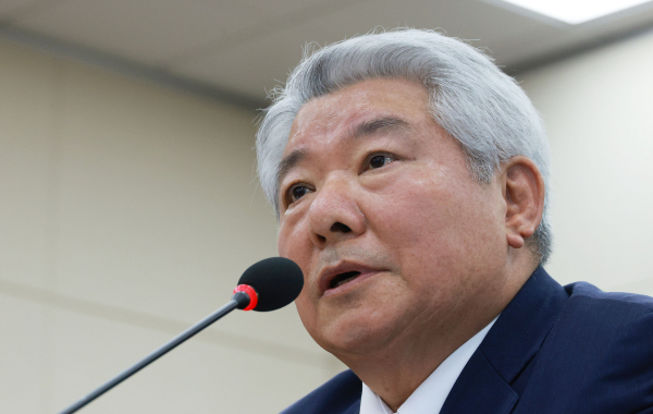 김홍일 방송통신위원장 후보자가 27일 서울 여의도 국회에서 열린 인사청문회에서 의원 질의에 답변하고 있다. / 사진 = 연합뉴스