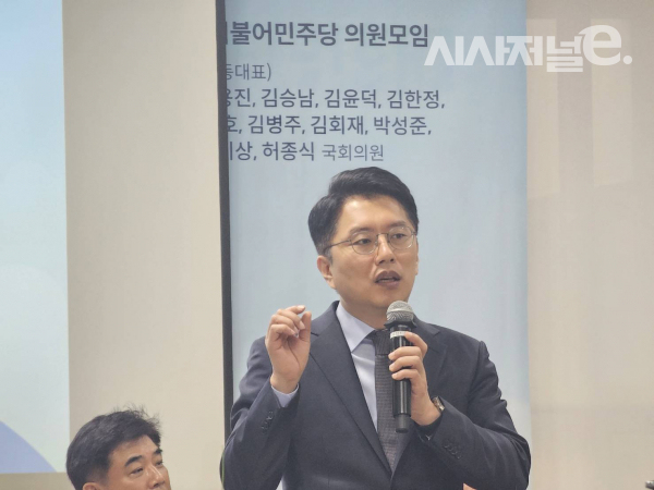 류긍선 카카오모빌리티 대표가 19일 서울 영등포구 국회의사당에서 민주당 의원모임 주최로 열린 세미나에서 발언하고 있다. / 사진 = 김용수 기자