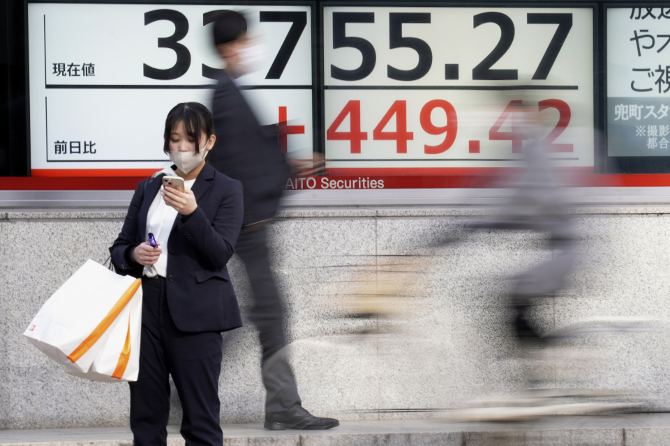 일본 도심 속 한 여성이 닛케이225지수가 띄워져 있는 간판 앞에 서있다./ 사진=연합뉴스