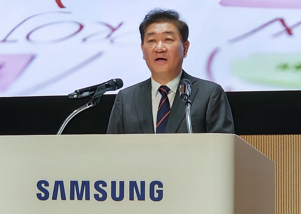 한종의 삼성전자 대표이사 부회장이 2일 열린 회사 시무식에서 신년사를 발표하고 있다. / 사진=삼성전자