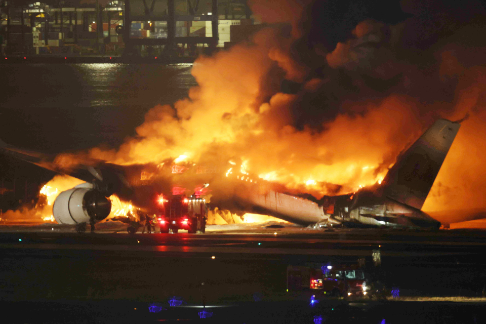 하네다 공항 충돌 사고로 불타고 있는 일본항공 여객기. / 사진=연합뉴스