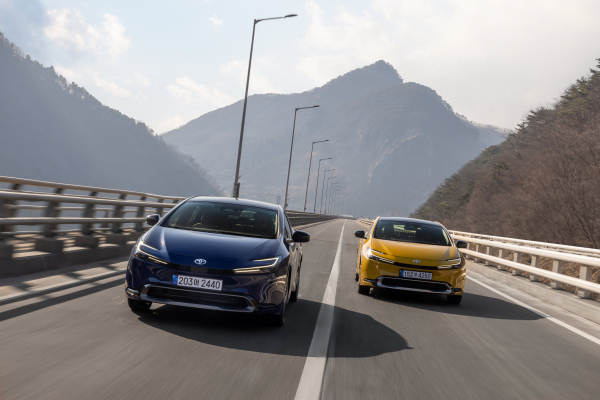 토요타의 5세대 프리우스(이하 프리우스)가 국내 도로를 달리고 있다. / 사진=한국토요타자동차