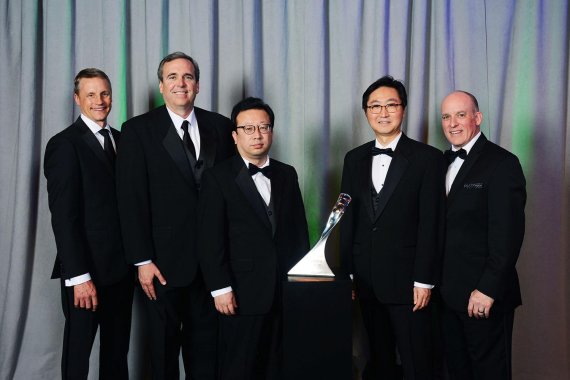 지난 2017년 당시 한국타이어 상무였던 박창원 엠더블유앤컴퍼니 대표이사(왼쪽에서 세번째)가 미국 제너럴모터스의 우수 공급업체 시상식에 참석해 기념촬영에 임하고 있다. 사진=한국타이어앤테크놀로지