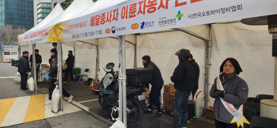 11일 서울 강남구 역삼역 이동노동자 쉼터 인근에서 배달종사자들이 오토바이 정비를 받고 있다. / 사진=최성근 기자​