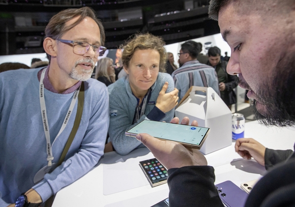 미국 세너제이에서 열린 '갤럭시 언팩 2024' 행사에서 관람객들이 갤럭시S24