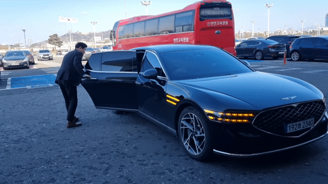 김주남 롯데면세점 대표가 김포공항 관리동 회의실에 입장하고 있다. / 사진=한다원 기자