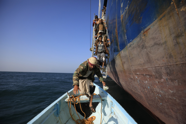 예멘 후티 반군들이 지난해 12월 5일(현지시간) 나포한 이스라엘 화물선 갤럭시 리더에서 떠나고 있다. 사진=연합뉴스