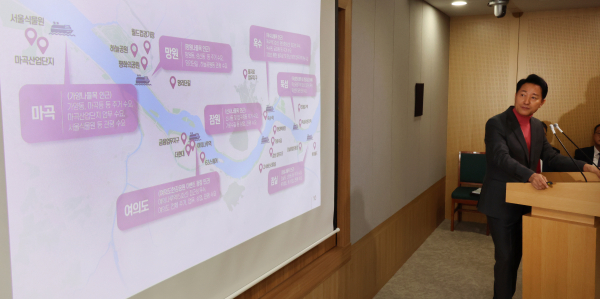오세훈 서울시장이 1일 오전 서울시청에서 한강 리버버스 구체적 운항계획을 설명하고 있다. / 사진=연합뉴스