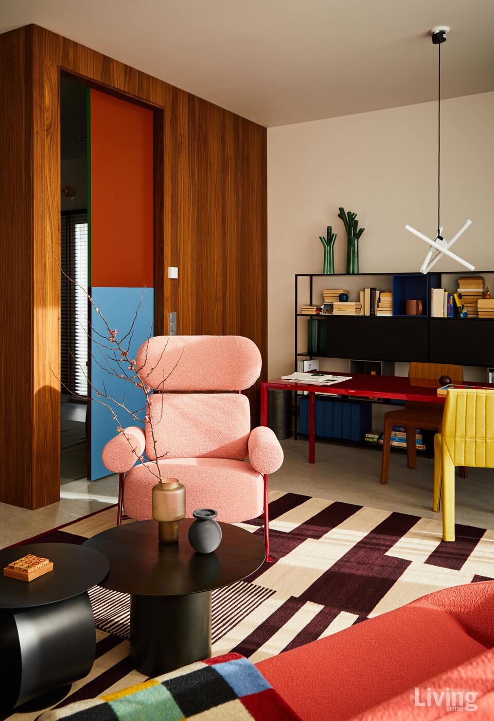 테이블은 MDF 이탈리아, 의자는 파셋, 러그는 나니 마르키나Nani Marquina, 올비다다Olvidada 램프는 BD 바르셀로나BD Barcelona 제품. 핑크색 아스테어Astair 안락의자는 리네 로제의 제품이다.