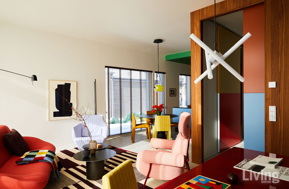 거실과 주방, 다이닝 룸이 한눈에 보이는 공간. 30개 이상의 컬러가 차분하고 우아하게 어우러져 있다. 식탁은 무이, 파셋 의자는 리네 로제의 제품으로 스칸노(Scanno) 매장에서 만날 수 있다.