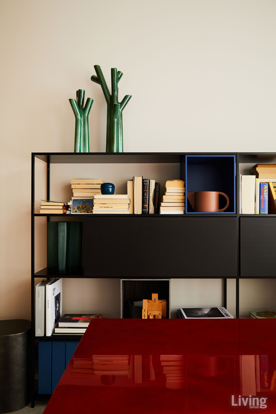 MDF 이탈리아MDF Italia의 책장은 가볍지만 선반에 수납공간이 넉넉하다.